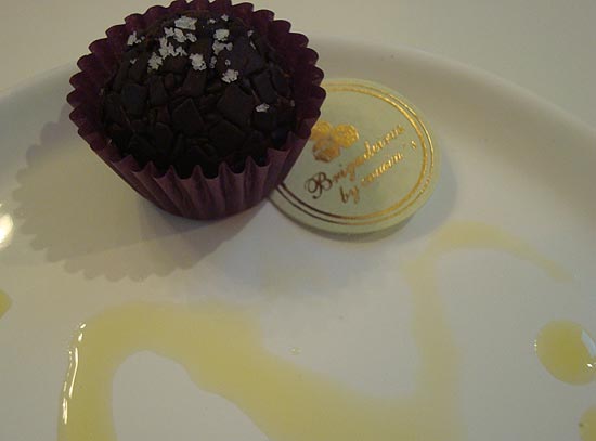 Brigadeiro com flor de sal para ser degustado com azeite espanhol aromatizado da brigadeiros By Cousin's