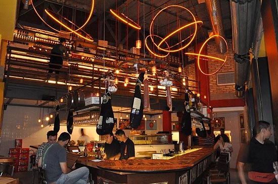 Ambiente do novo bar de tapas, o ¡Venga!, que fica na Vila Madalena e é uma filial paulistana de uma rede carioca