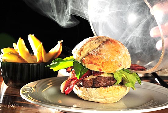 Hambúrguer do restaurante Rothko é feito com queijo Serra da Canastra, folhas de mostarda e bacon 
