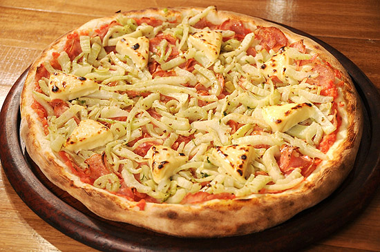 Pizza Finocchio, feita com lingüiça calabresa, erva doce e queijo petit suisse é novidade no Jullia Pizza Bar 
