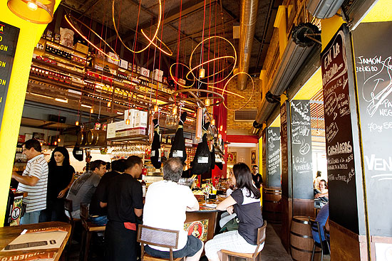 Ambiente do Venga!, bar especializado em "tapas" espanholas que fica em Pinheiros (zona oeste de São Paulo)