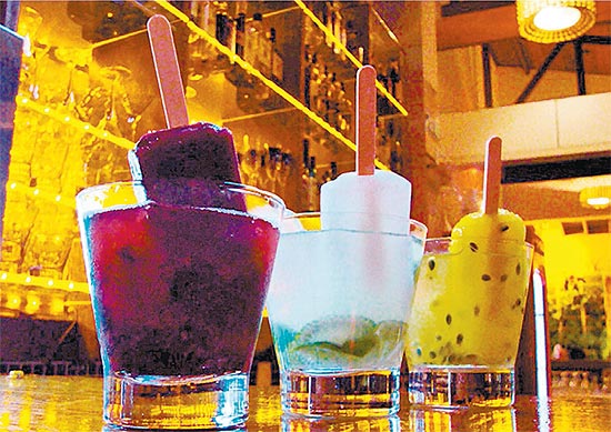 No Jordão Bar, há opções de caipirinha de frutas com picolé: groselha, limão, groselha e maracujá ( esq. p/ dir.)