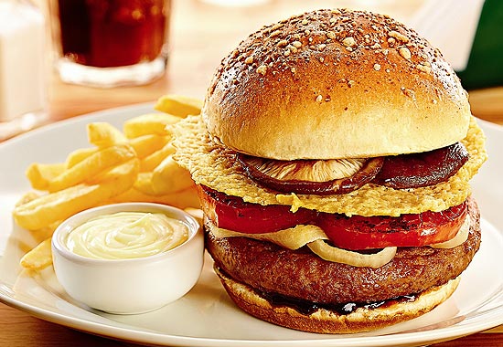 Umami Burger: hambúrguer, cebola caramelizada, tomates assados, shiitake, crispy de queijo e molho Umami
