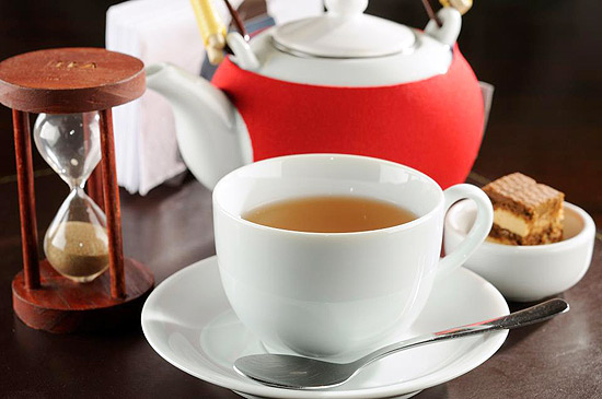Chá (foto) da casa Tea Connection é servido em bule, com uma ampulheta para determinar o tempo da infusão 