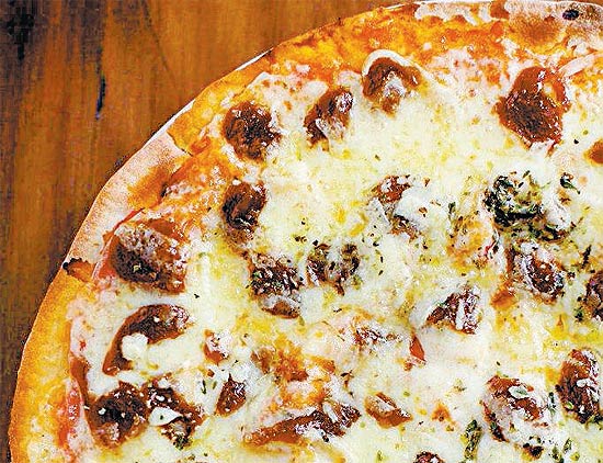 No charmoso pizza-bar Emiglia, a pizza Picante (foto) é feita com mozarela, curry e chutney