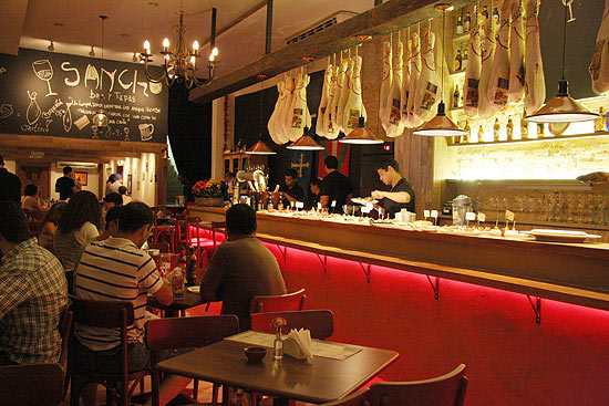 Ambiente do Bar do Sancho, o local serve tapas e tem decoração inspirada em bares espanhóis