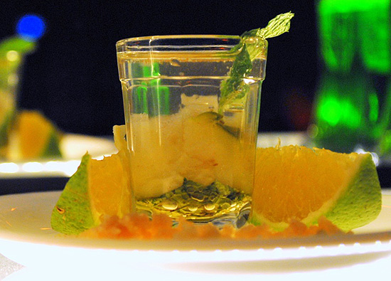 XCaret Explosion (que leva tequila com suco de abacaxi, folhas de hortelã, gotas de tabasco e laranja), novo drinque do bar XCaret