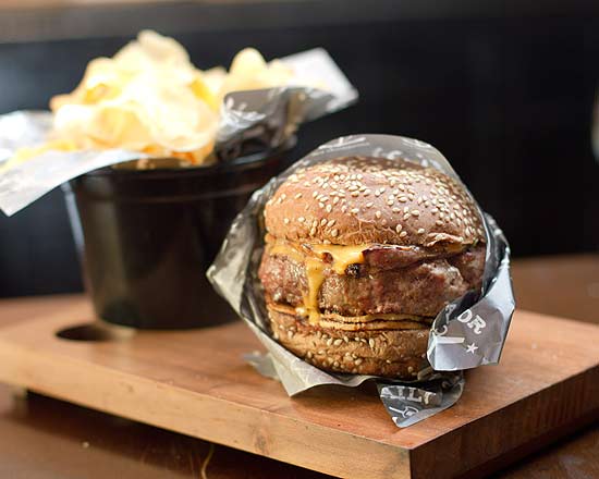 O hambúrguer Sailor Gourmet é uma das receitas caprichadas servidas no pub The Sailor