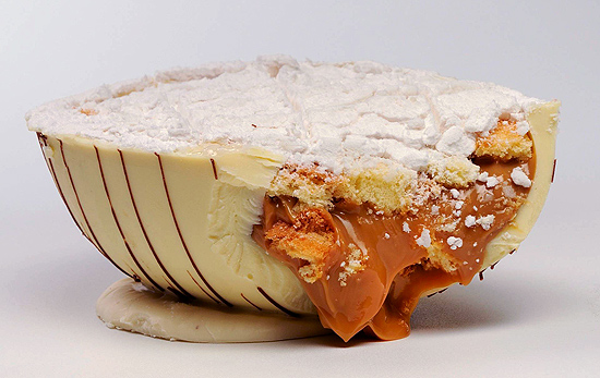 Ovo de Páscoa sabor bem-casado (foto) é uma das opções da Dona Deôla, para comer de colher