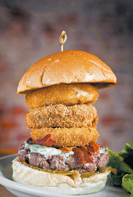 Butcher's tem o OT Burger (foto), com rodelas de cebola empanadas, molho doce apimentado e hambúrguer de 180 g 