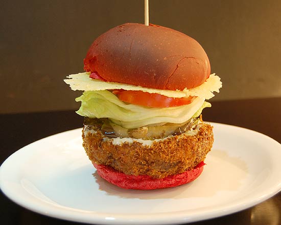 Hamburgueria 162 destaca o sanduíche vegetariano (foto) com pão de beterraba, hambúrguer de abóbora e coalhada