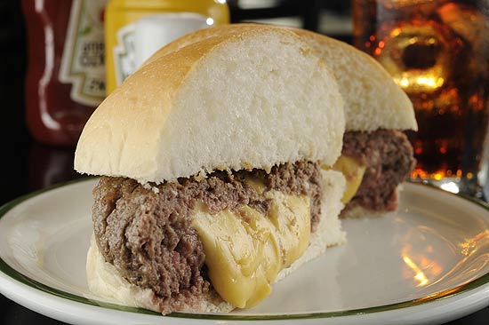 Milk & Mellow oferece o hambúrguer de polpetone (foto) recheado com queijo da casa, que pode receber outros ingredientes