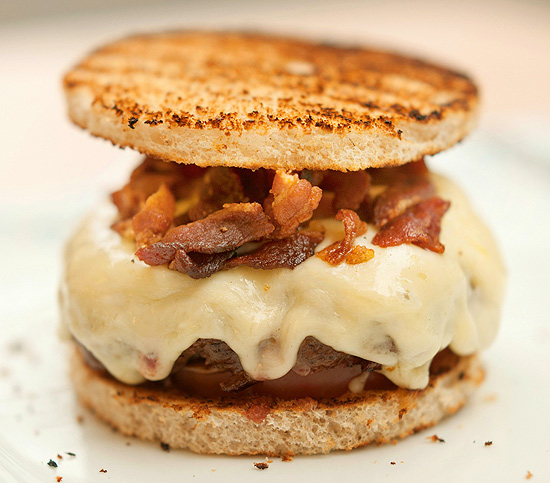 Sanduíche lambreta (foto) vem com hambúrguer de 180 g, cebola incrustada na carne, tomate, bacon e queijo