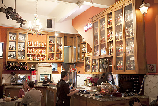 Ambiente interno do bar Caiubier, que oferece petiscos clássicos de boteco em clima simpático e tranquilo
