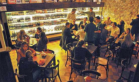 Ambiente interno do Coisa Boa, bar recém-aberto que oferece mais de 200 tipos de cerveja