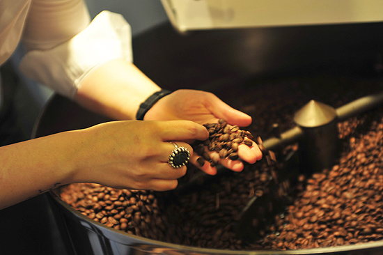 Barista Isabela Raposeiras(foto) torra os grãos exclusivos no Coffee Lab em São Paulo