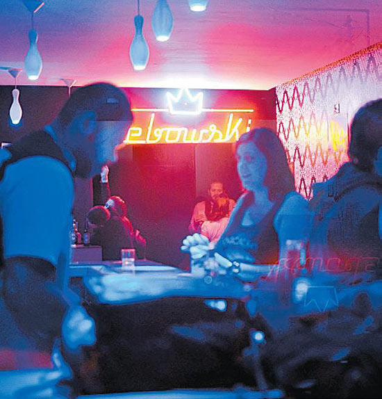 Ambiente do novo bar Lebowski, que tem toda a decoração inspirada no filme 'cult' dos Irmãos Coen