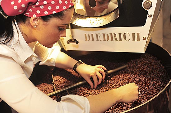 Isabela Raposeiras (foto), mestre de torra do Coffee Lab, fará simpatia com café para quem doar agasalho 