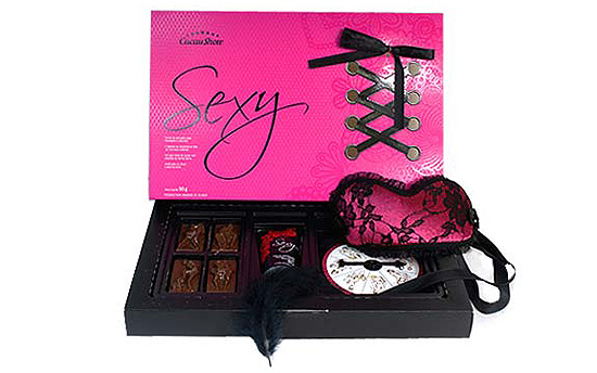 Kit Sexy (foto) da rede Cacau Show tem creme de massagem sabor chocolate, pena e roleta para brincadeiras picantes