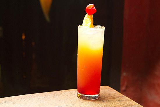 Drinque Tequila Sunrise do bar Sí Señor! (foto) leva a bebida mexicana, suco de laranja e xarope Grenadine