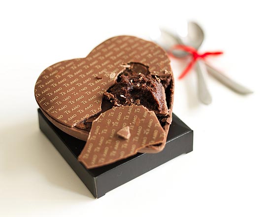 Coração recheado de chocolate para comer de colher (foto) é a sugestão da Sweet Brazil para o Dia dos Namorados