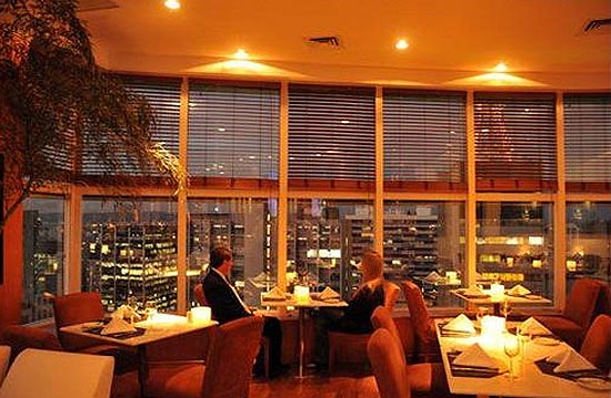 Ambiente do bar The View, que oferece uma deslumbrante vista panorâmica de São Paulo