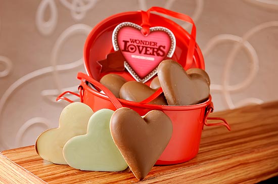 Marmitinhas com corações de chocolate belga (foto) é opção de presente aos casais da rede Wondercakes 