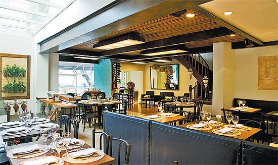 Ambiente do Fish Bar & Gastronomia, na alameda Tietê, que tem decoração "clean" e referências marítimas 