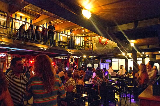 Ambiente do The Sailor, pub na zona oeste que têm programação intensa de shows, além de drinques