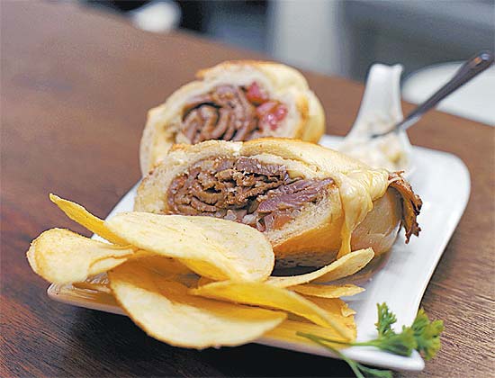 Armazém Cerveja Gourmet serve peticos clássicos, como o sanduíche de pernil com fritas (fotos)