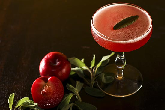 O drinque Especial do Chefe, com ameixa, sálvia, licor francês, uísque e cranberry, é novidade no bar