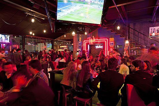 Ambiente do Buddies American Pub (foto), que exibe a aprtirda do Corinthians na quarta (12), às 8h30