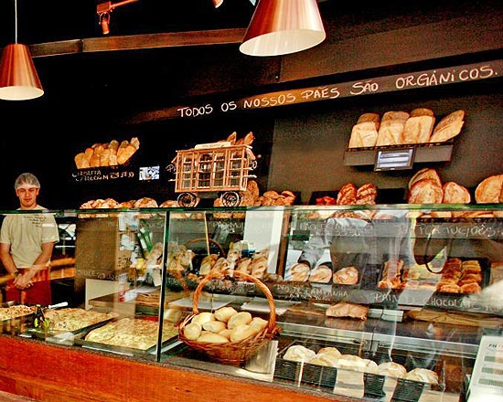 Vitrine de pães da padaria Mr. Baker, recém-inaugurada no Itaim Bibi, que serve apenas produtos orgânicos