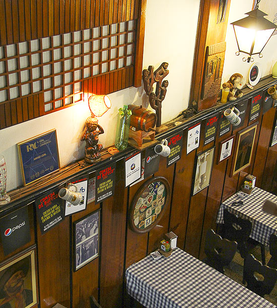Ambiente do bar Amigo Leal, no centro, que é um,a das "crias" do Bar Léo e mantém estilo germânico