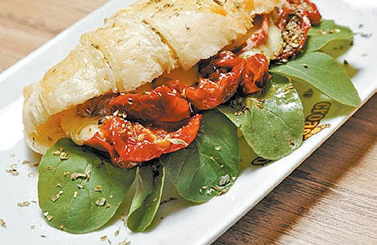 Croissant de tomate seco, mozarela e rúcula (foto) é um dos sabores servidos pela Croasonho (zona sul de SP)