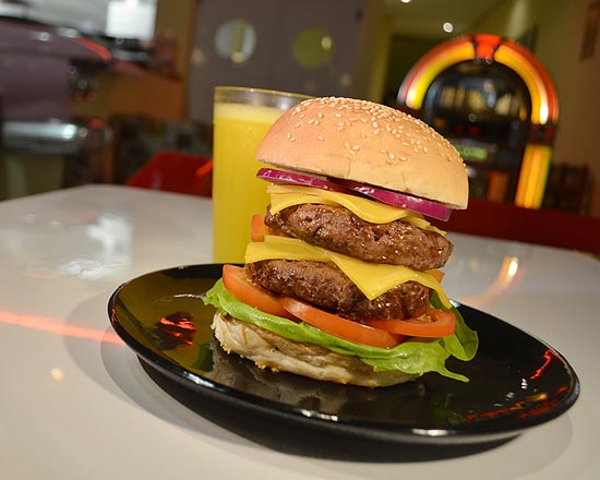 Sanduíche Jukebox Burger (foto), da Jukebox Finest Burger, lanchonete recém-aberta na capital paulista
