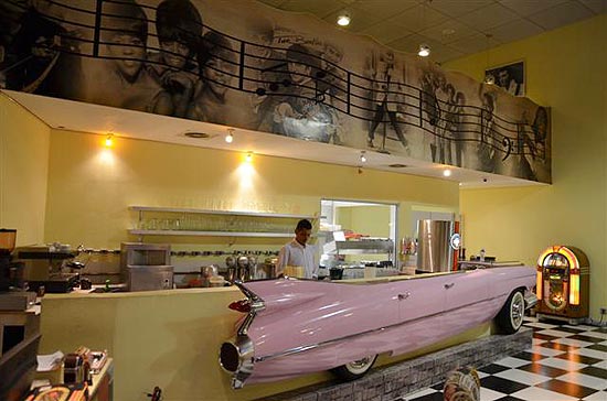 Réplica da lateral do Cadillac de Elvis (foto) decora a lanchonete Jukebox Finest Burger 