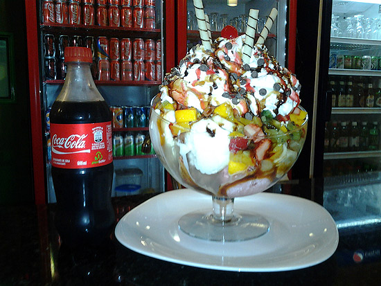 Bendita Taça (foto) leva 10 bolas de sorvete, merengue, salada de frutas e coberturas