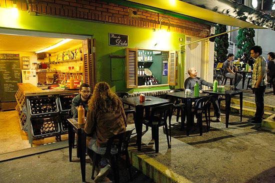 Mesas na calçada fazem sucesso no Bar da Dida (foto), que completou dez anos em São Paulo
