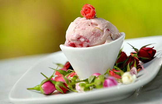 Rede Mil Frutas lana sabor rosa com pistache e framboesa (foto) no Dia do Sorvete