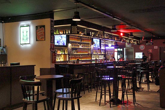 Ambiente do Partisans, novo pub da zona oeste que tem 35 rótulos de cerveja e reúne público jovem