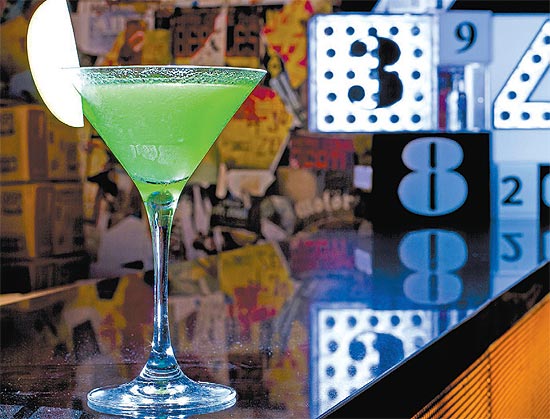 O drinque apple martini é um dos destaques da carta de bebidas do sofisticado bar Número, na zona oeste