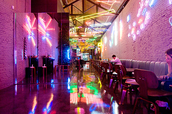 O ambiente repleto de néons do bar Volt, que recebe público moderno parar bebericar drinques e curtir festas