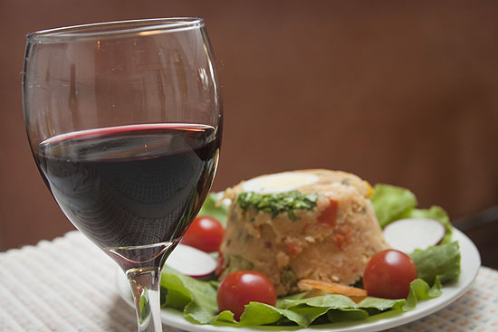 Uma das sugestão do Platibanda pode ser uma taça de vinho com a porção de cuscuz