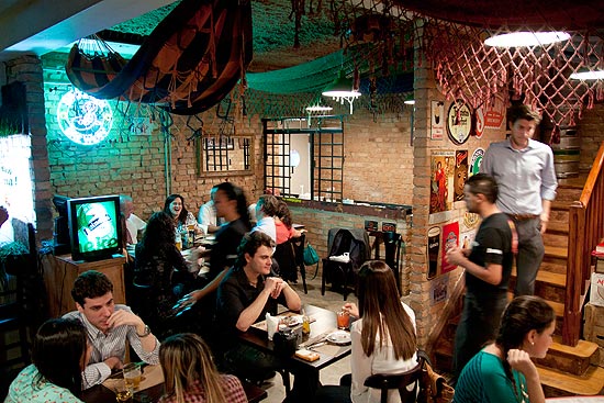 Ambiente do bar Aconhcego Carioca, que oferece mais de 20 rótulos de cervejas raras produzidas na Bélgica