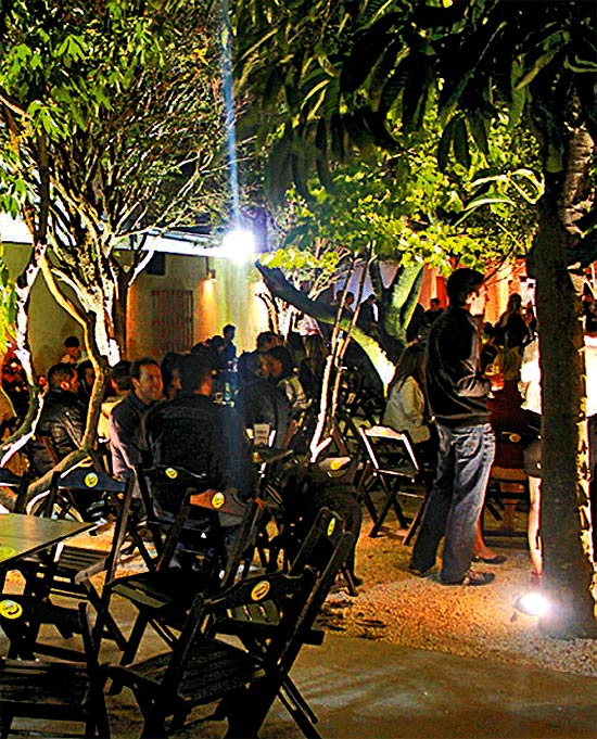 O "quintal" do bar Vila Seu Justino, na zona oeste de SP, é ideal para tomar uma cerveja em dias de calor