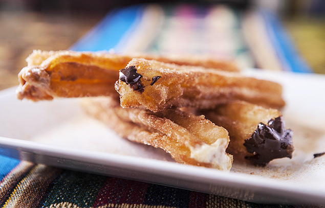 Churros com recheio de chocolate belga do restaurante peruano La Sangucheria