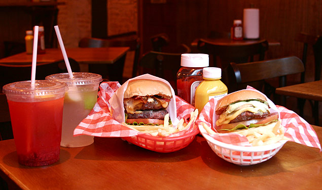 Sanduíches do St. Louis Burger Shop podem vir com um ou dois hambúrgueres e acompanhamentos como picles, cebola grelhada, alface e tomate.