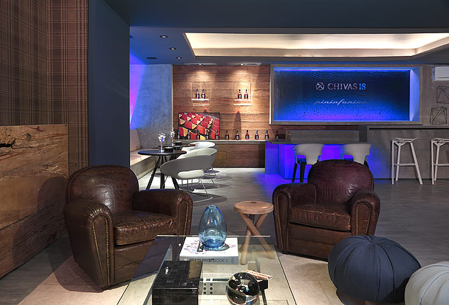 O "lounge-bar" do uísque escocês Chivas, instalado na Casa Cor 2013, serve degustações gratuitas aos visitantes