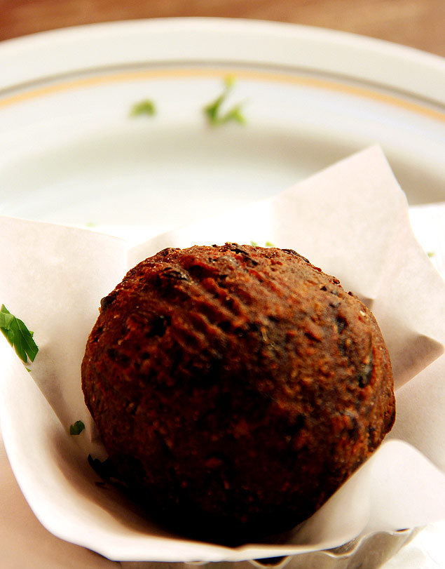 Bolinho de feijoada servido no bar Coisa Boa (zona oeste de SP), que harmoniza com as cevejas especiaIs servidas no local